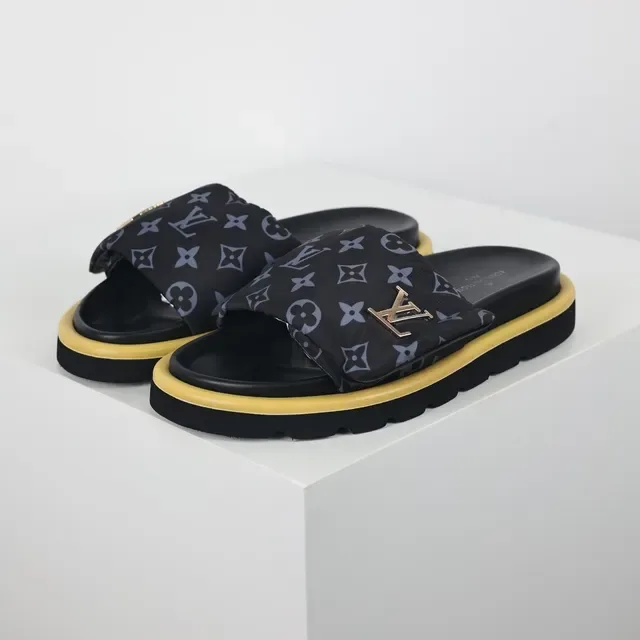 Louis Vuitton Run Away Noir Jaune Monogrammed Fabric Strap Metallic LV Logo pantoufles 2
