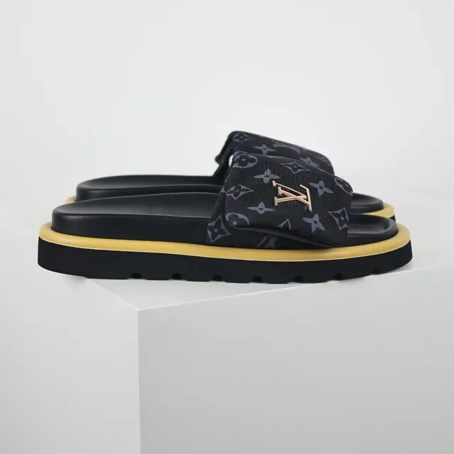 Louis Vuitton Run Away Noir Jaune Monogrammed Fabric Strap Metallic LV Logo pantoufles 3