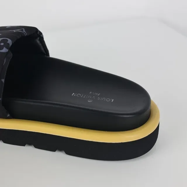 Louis Vuitton Run Away Noir Jaune Monogrammed Fabric Strap Metallic LV Logo pantoufles 4