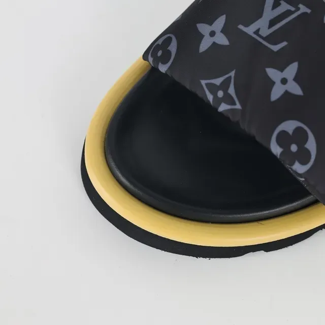 Louis Vuitton Run Away Noir Jaune Monogrammed Fabric Strap Metallic LV Logo pantoufles 5
