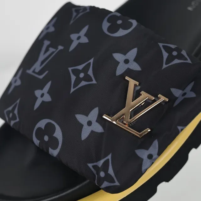Louis Vuitton Run Away Noir Jaune Monogrammed Fabric Strap Metallic LV Logo pantoufles 6