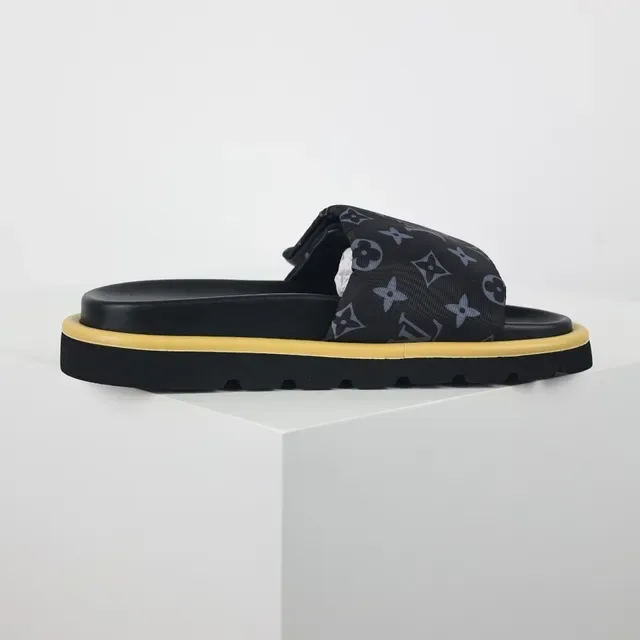 Louis Vuitton Run Away Noir Jaune Monogrammed Fabric Strap Metallic LV Logo pantoufles 7