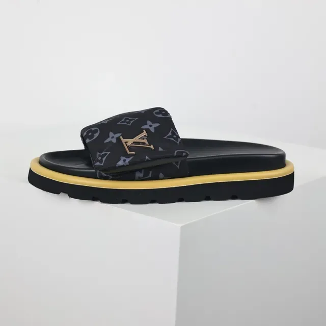 Louis Vuitton Run Away Noir Jaune Monogrammed Fabric Strap Metallic LV Logo pantoufles 9