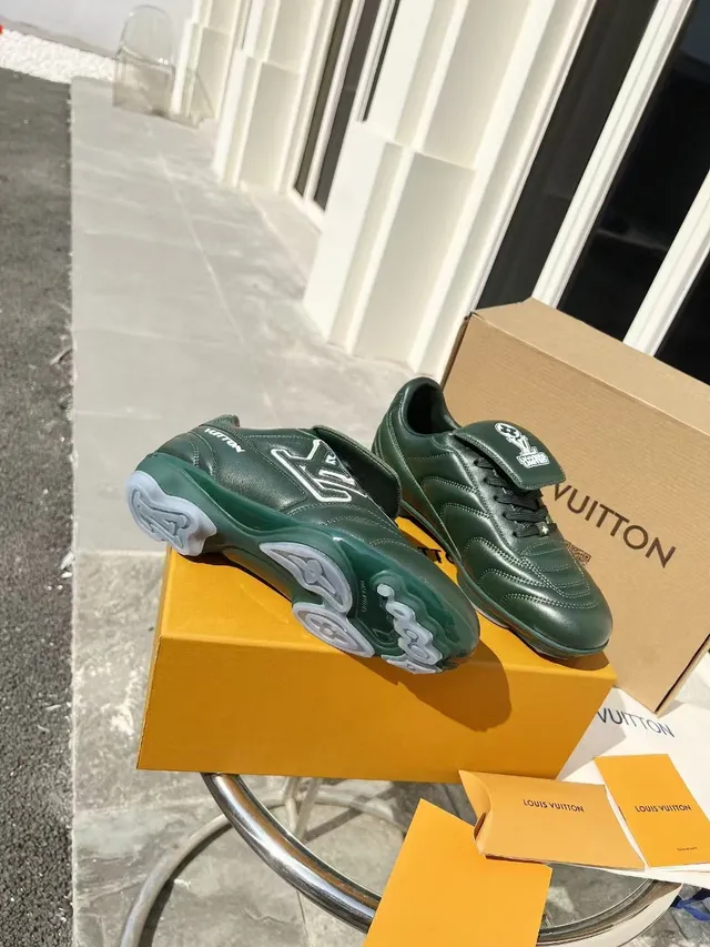 Louis Vuitton Run Away Green White Couro acolchado Superior Logo bordado Sapatos de futebol indoor 2