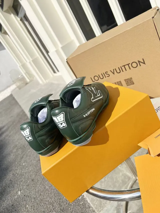 Louis Vuitton Run Away Green White Couro acolchado Superior Logo bordado Sapatos de futebol indoor 3