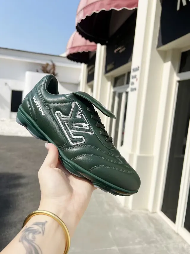 Louis Vuitton Run Away Green White Couro acolchado Superior Logo bordado Sapatos de futebol indoor 4