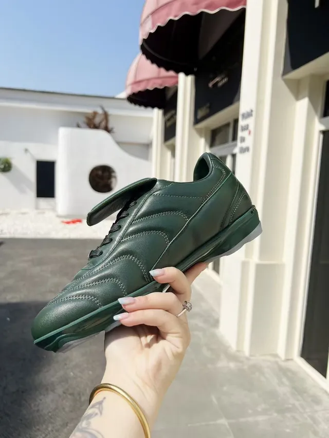 Louis Vuitton Run Away Green White Couro acolchado Superior Logo bordado Sapatos de futebol indoor 5
