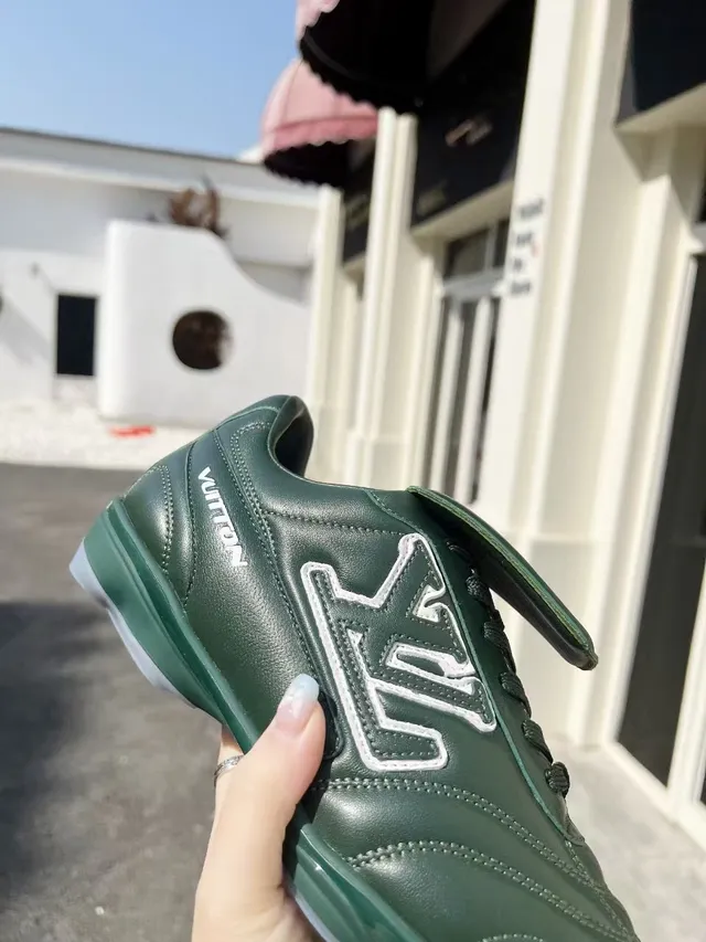 Louis Vuitton Run Away Green White Couro acolchado Superior Logo bordado Sapatos de futebol indoor 6