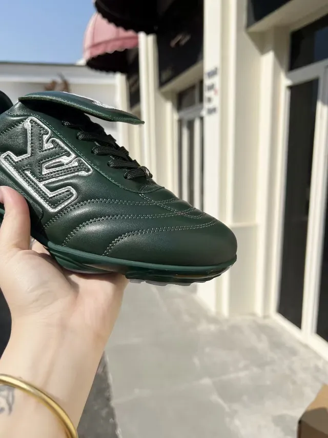 Louis Vuitton Run Away Green White Couro acolchado Superior Logo bordado Sapatos de futebol indoor 7