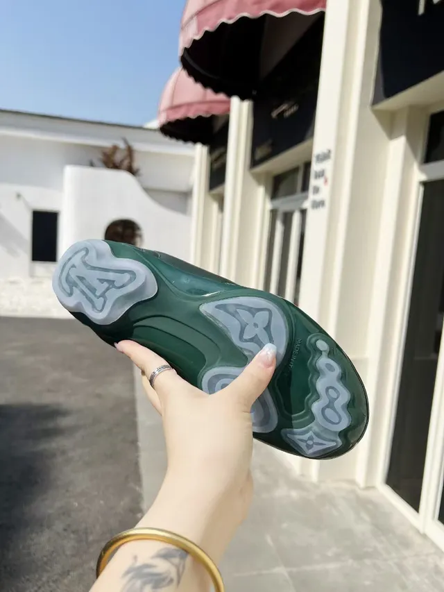 Louis Vuitton Run Away Green White Couro acolchado Superior Logo bordado Sapatos de futebol indoor 8