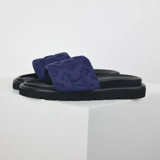 Louis Vuitton Run Away नेवी ब्लू एम्बॉस्ड मोनोग्राम स्लिपर्स