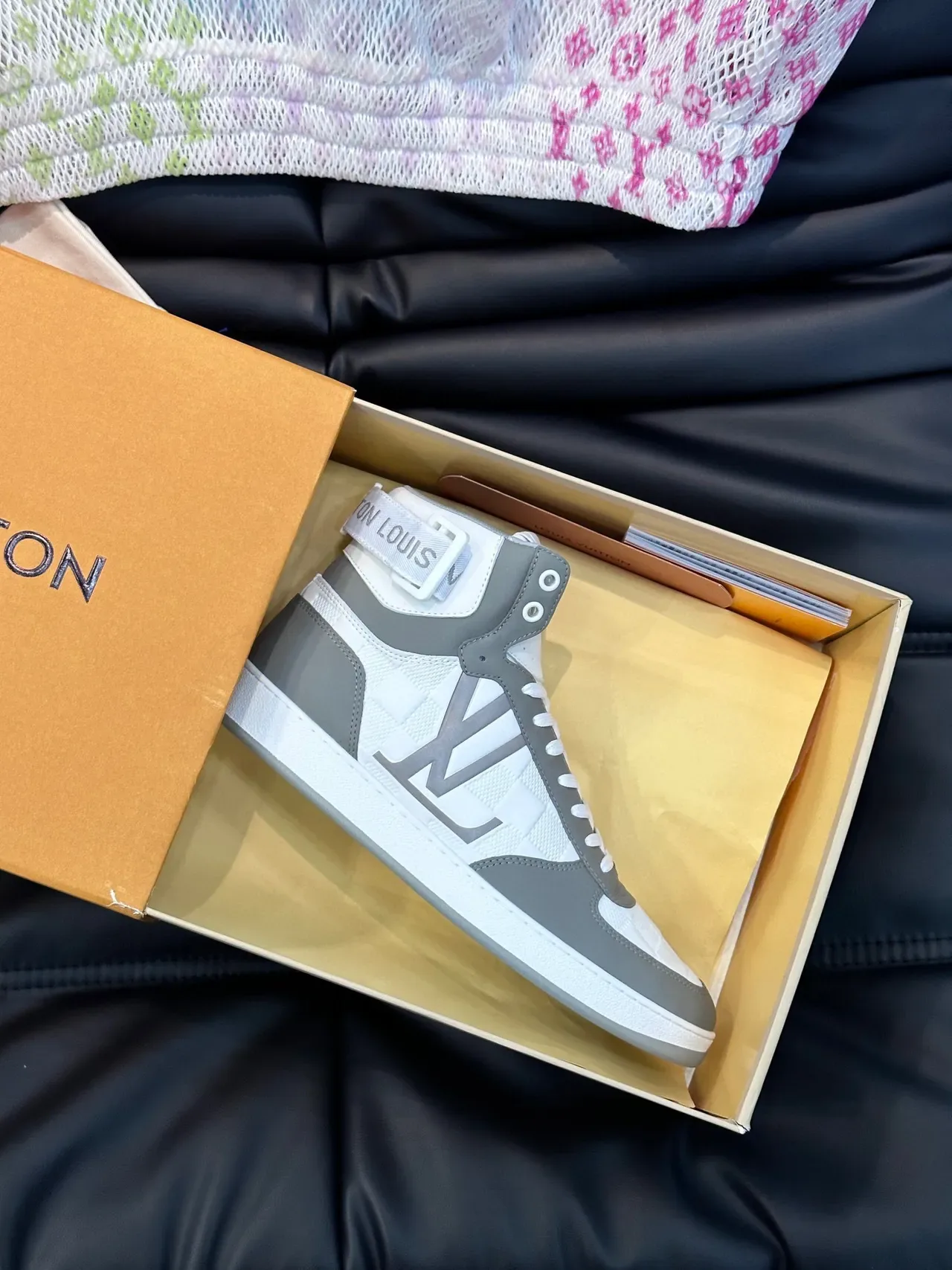 Louis Vuitton Run Away Sneakers Lifestyle Blanc et Gris Hautes Motif Damier Check 2
