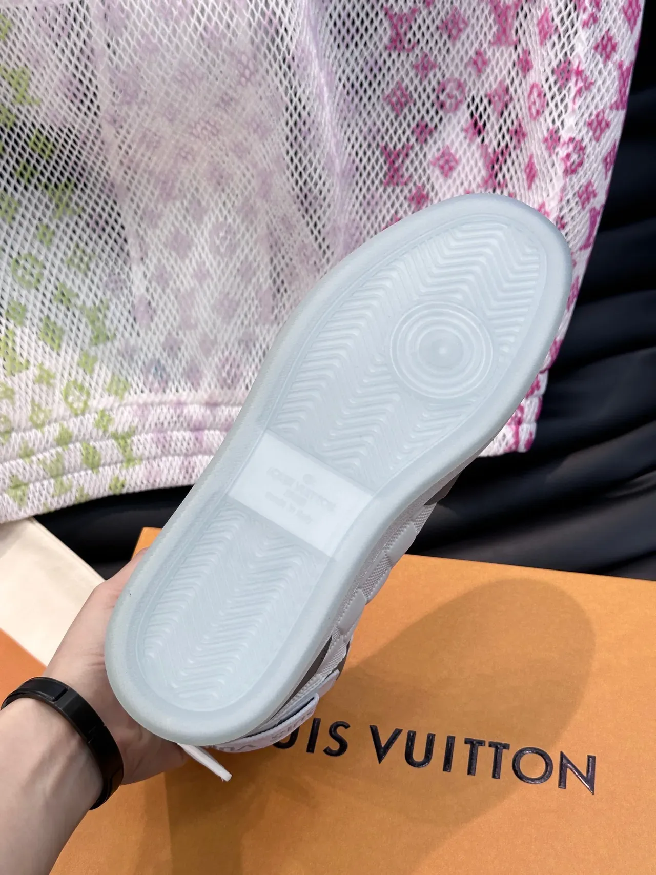 Louis Vuitton Run Away Sneakers Lifestyle Blanc et Gris Hautes Motif Damier Check 3