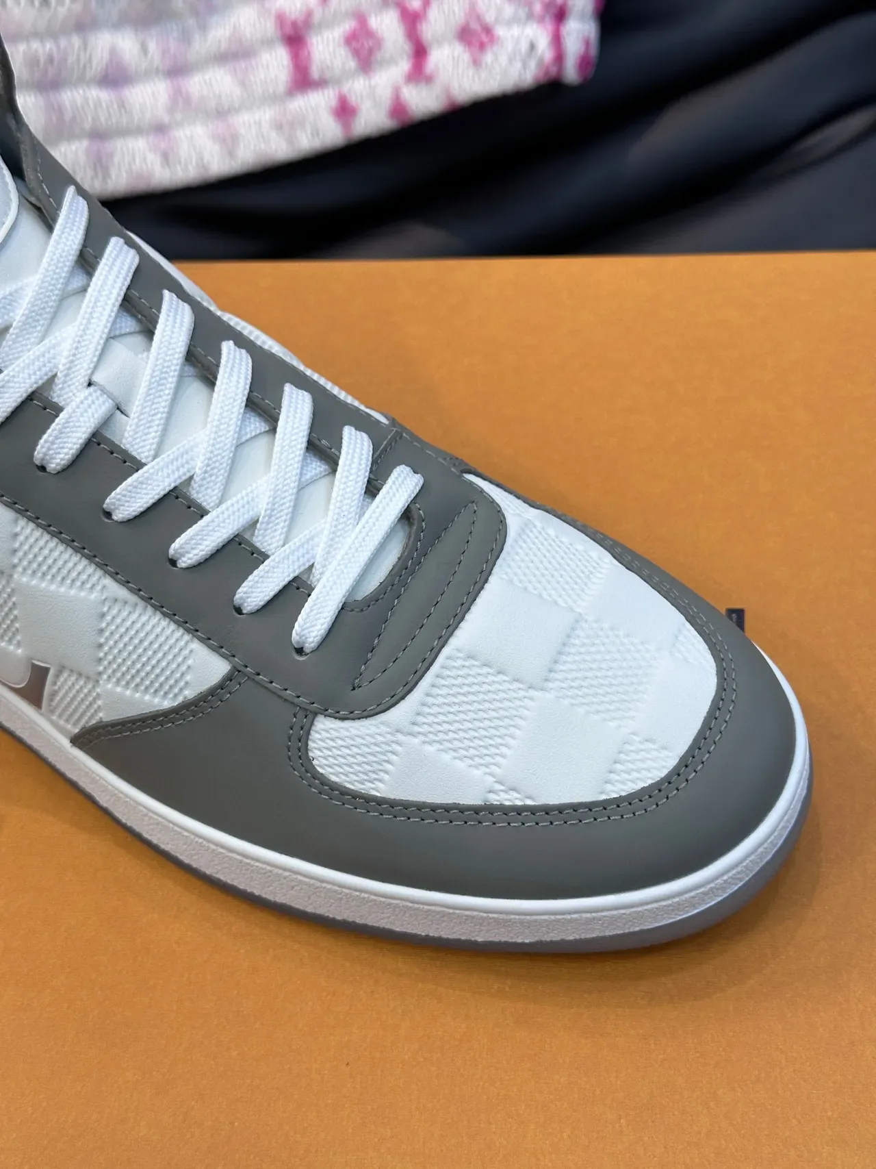 Louis Vuitton Run Away Sneakers Lifestyle Blanc et Gris Hautes Motif Damier Check 4