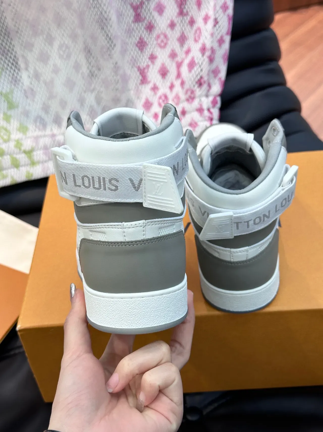 Louis Vuitton Run Away Sneakers Lifestyle Blanc et Gris Hautes Motif Damier Check 5