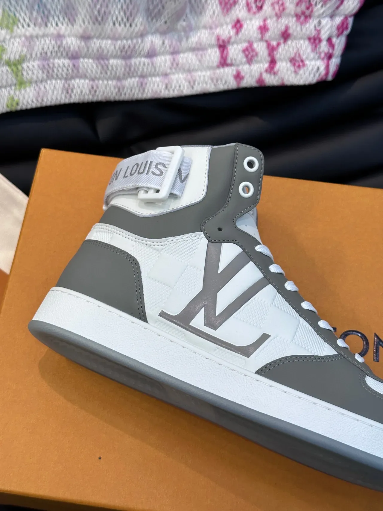 Louis Vuitton Run Away Sneakers Lifestyle Blanc et Gris Hautes Motif Damier Check 6