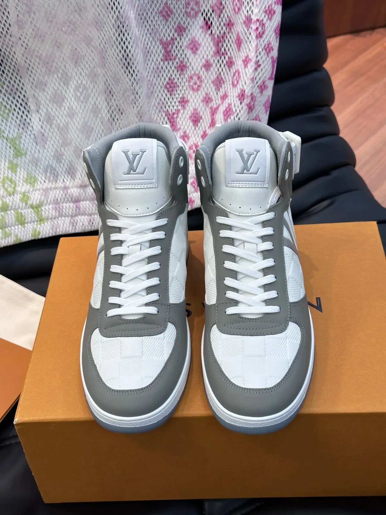 Louis Vuitton Run Away Sneakers Lifestyle Blanc et Gris Hautes Motif Damier Check 7