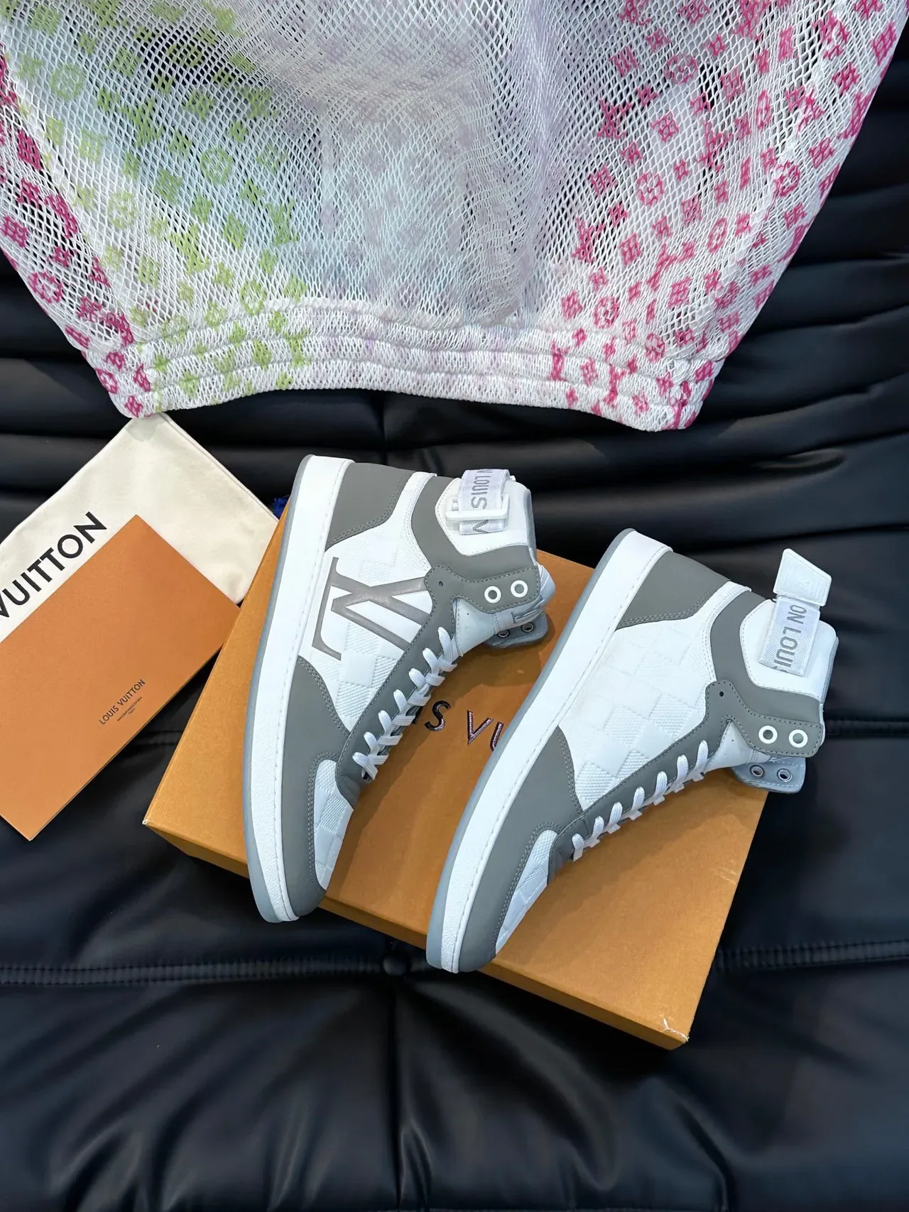 Louis Vuitton Run Away Sneakers Lifestyle Blanc et Gris Hautes Motif Damier Check 8