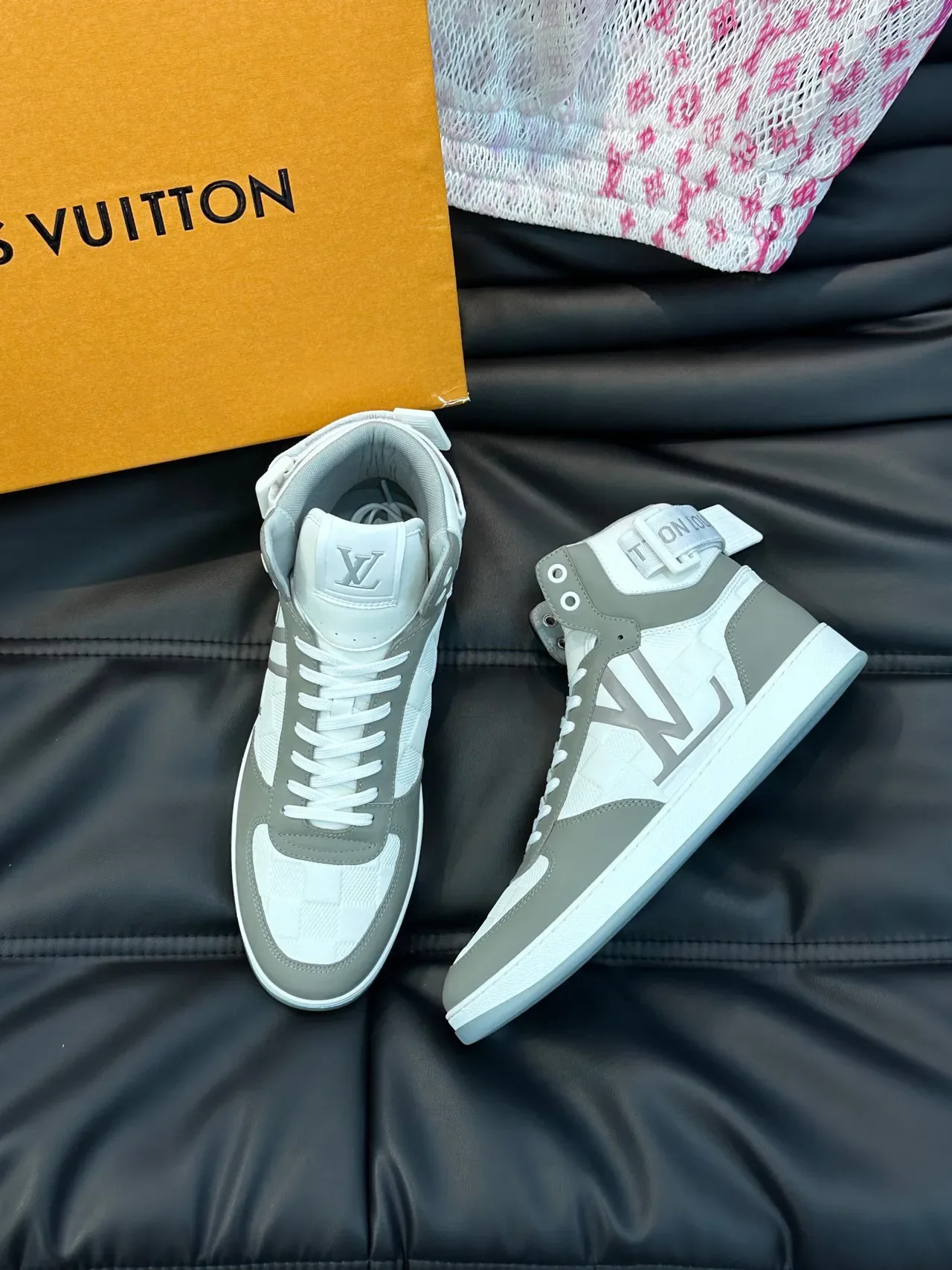 Louis Vuitton Run Away Sneakers Lifestyle Blanc et Gris Hautes Motif Damier Check 9
