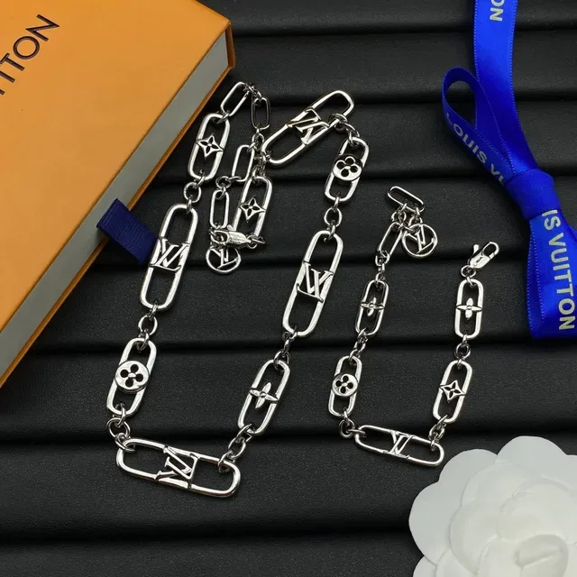 Louis Vuitton Silver Link-Chain Construction Polished Metal Necklace 7