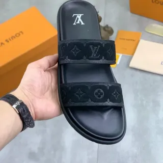 Louis Vuitton Slide काली दो पट्टियों वाली मोनोग्राम्ड सूड स्ट्रैप स्लिपर्स