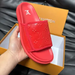 Louis Vuitton Slide लाल मोनोग्राम-इम्बॉस्ड रबर सिंगल-स्ट्रैप स्लिपर्स