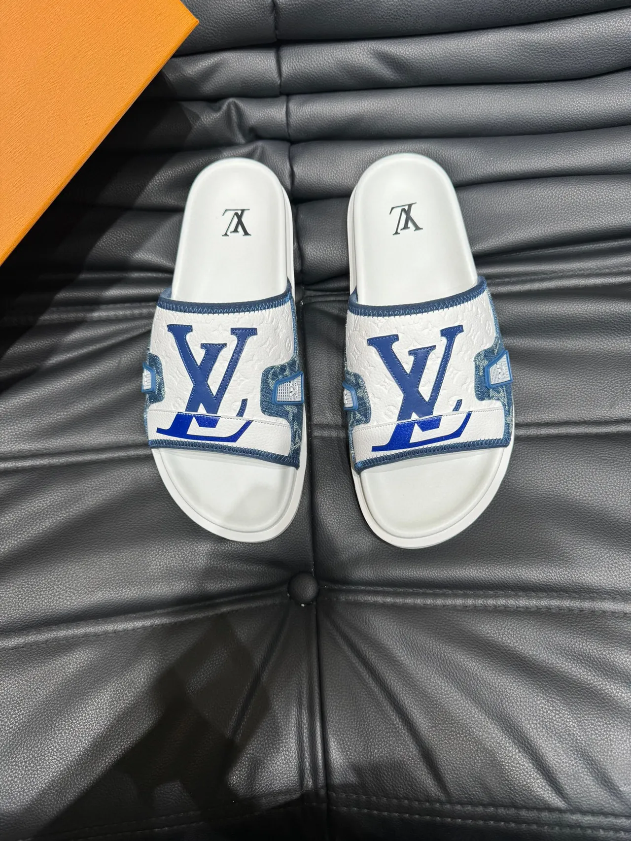 Louis Vuitton Slide सफेद और नीला Monogram डेनिम स्ट्रैप स्लिपर 2