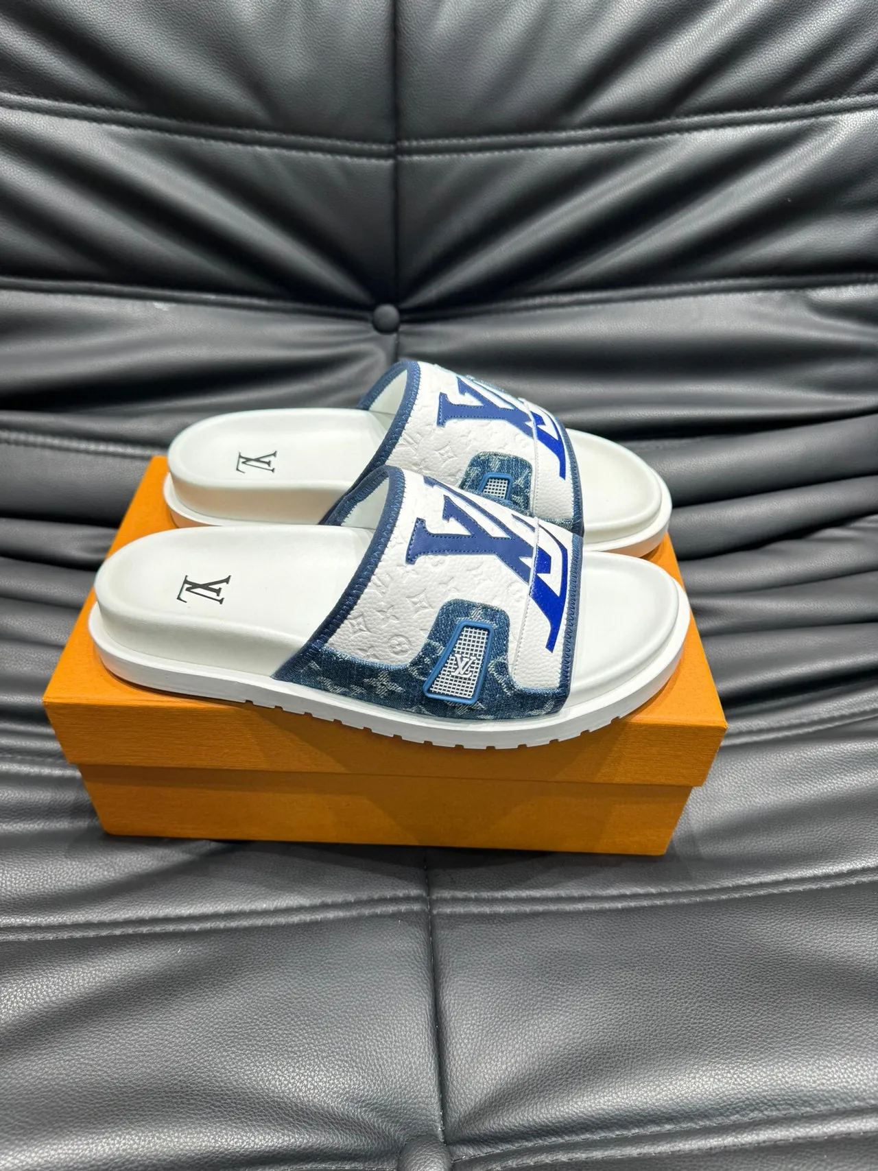 Louis Vuitton Slide सफेद और नीला Monogram डेनिम स्ट्रैप स्लिपर 4