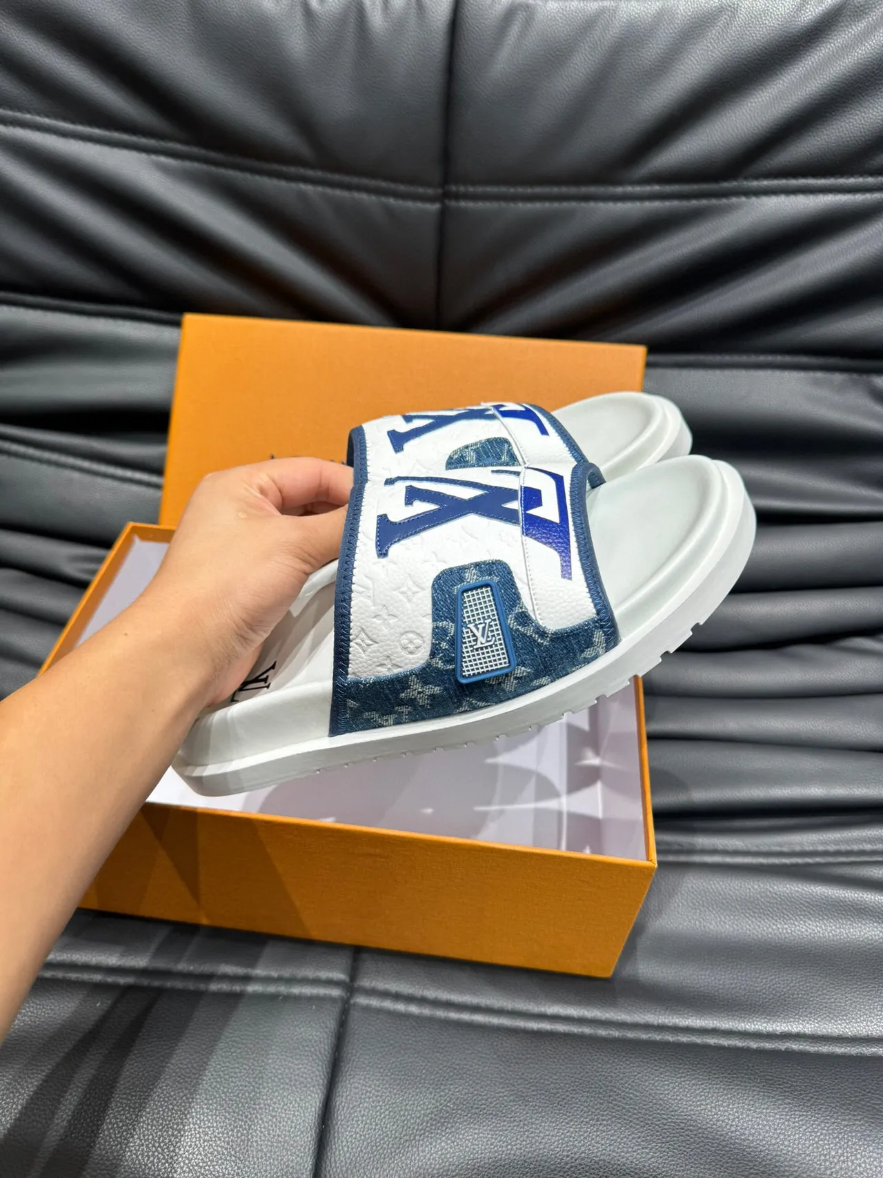 Louis Vuitton Slide सफेद और नीला Monogram डेनिम स्ट्रैप स्लिपर 6