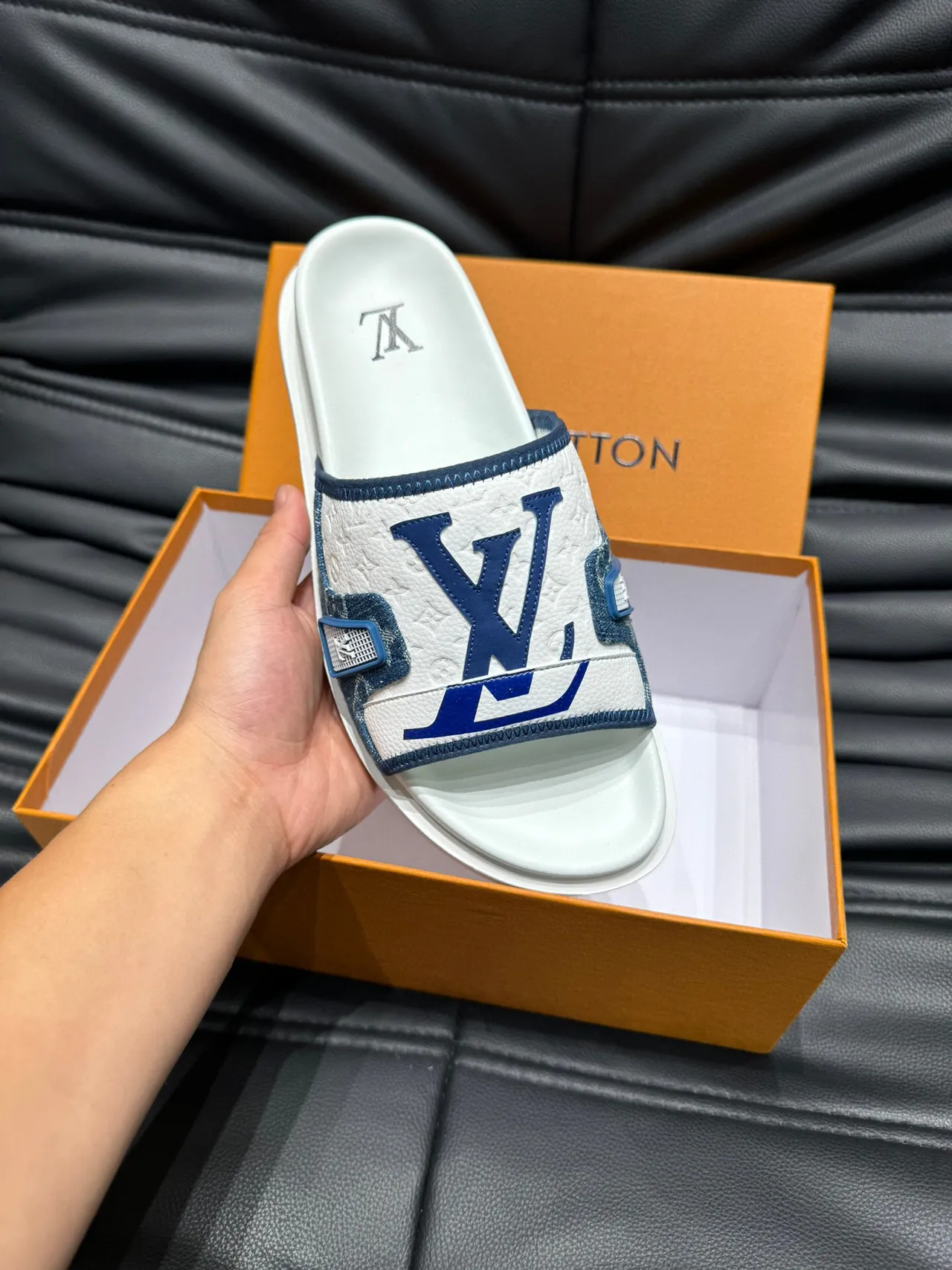 Louis Vuitton Slide सफेद और नीला Monogram डेनिम स्ट्रैप स्लिपर 7