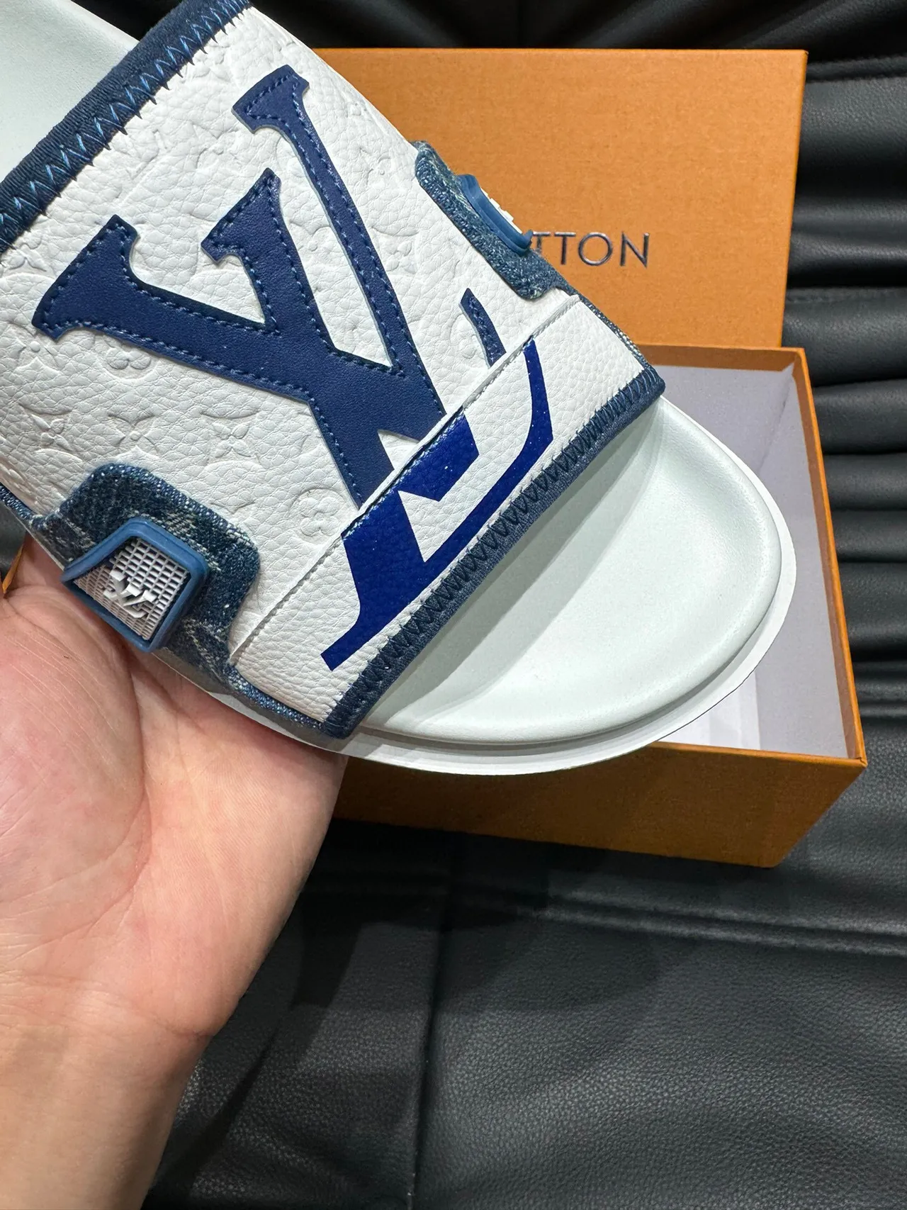 Louis Vuitton Slide सफेद और नीला Monogram डेनिम स्ट्रैप स्लिपर 8