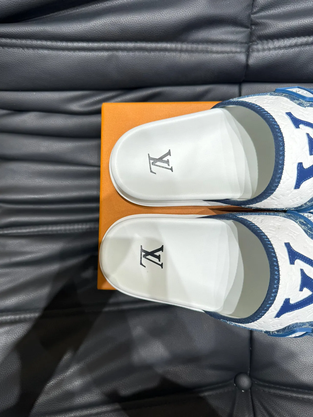 Louis Vuitton Slide सफेद और नीला Monogram डेनिम स्ट्रैप स्लिपर 9
