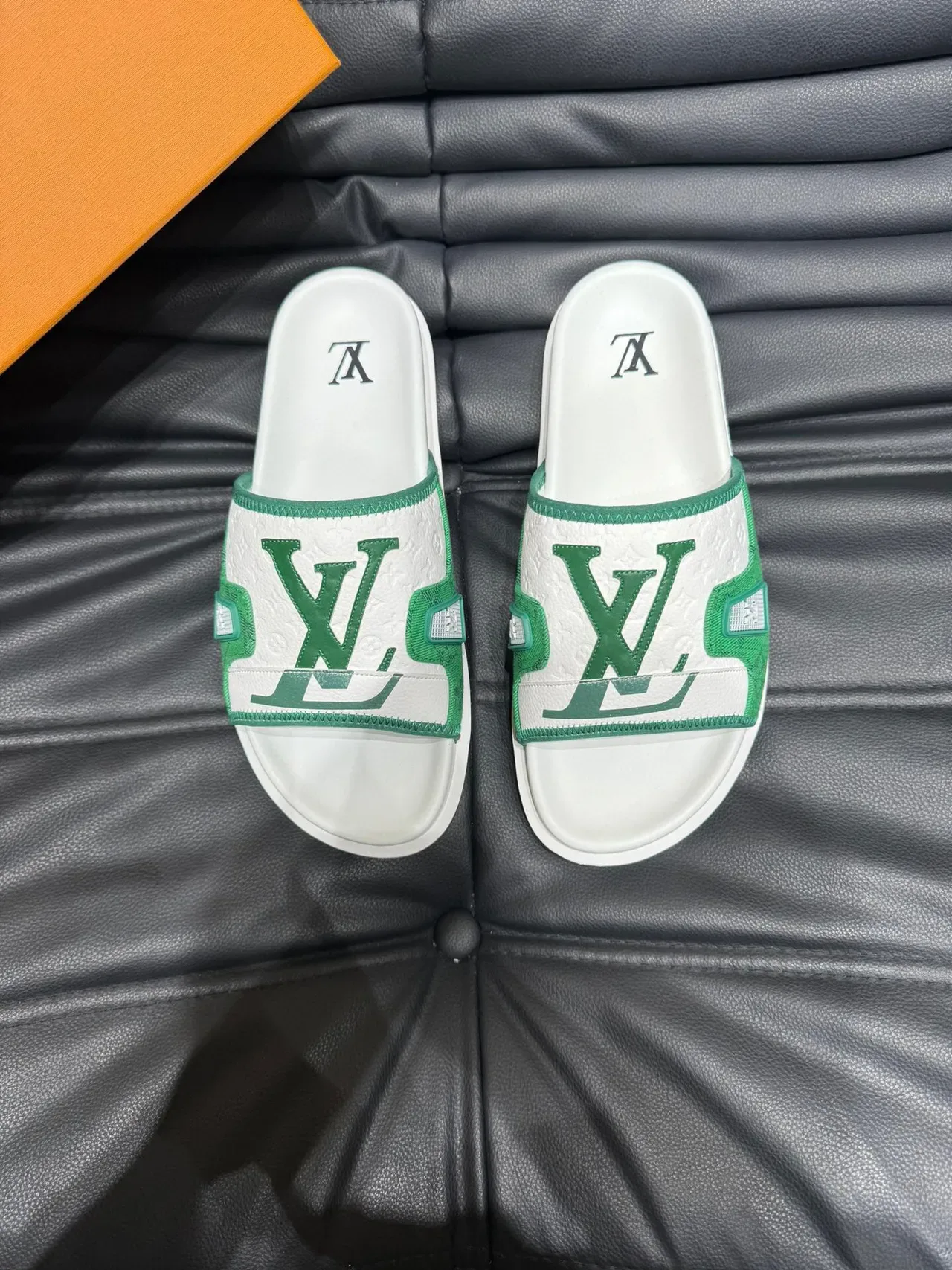 Louis Vuitton Slide Branco e Verde Monogram Cinta de Jacquard Placa Metálica LV 2