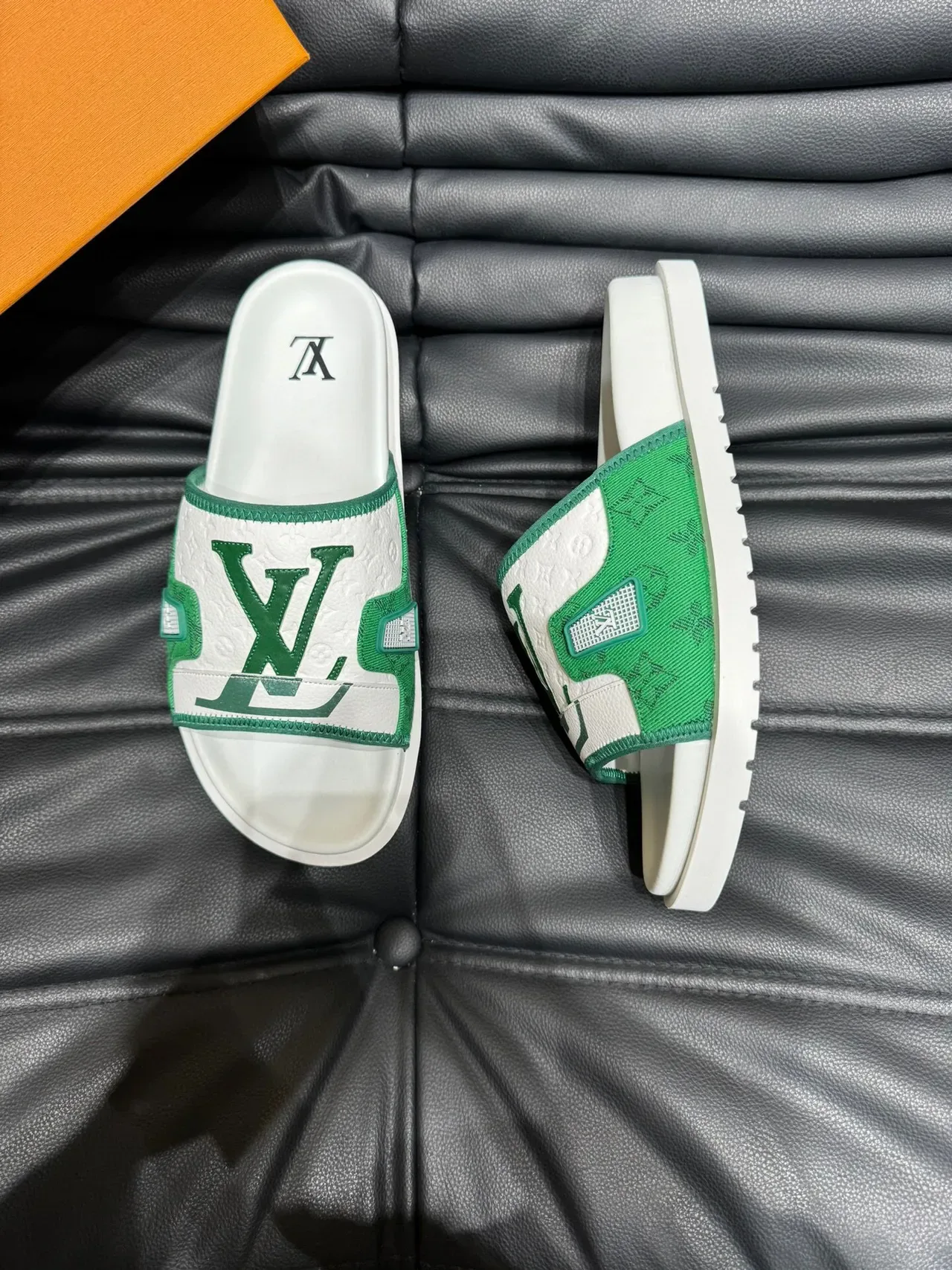 Louis Vuitton Slide Branco e Verde Monogram Cinta de Jacquard Placa Metálica LV 3
