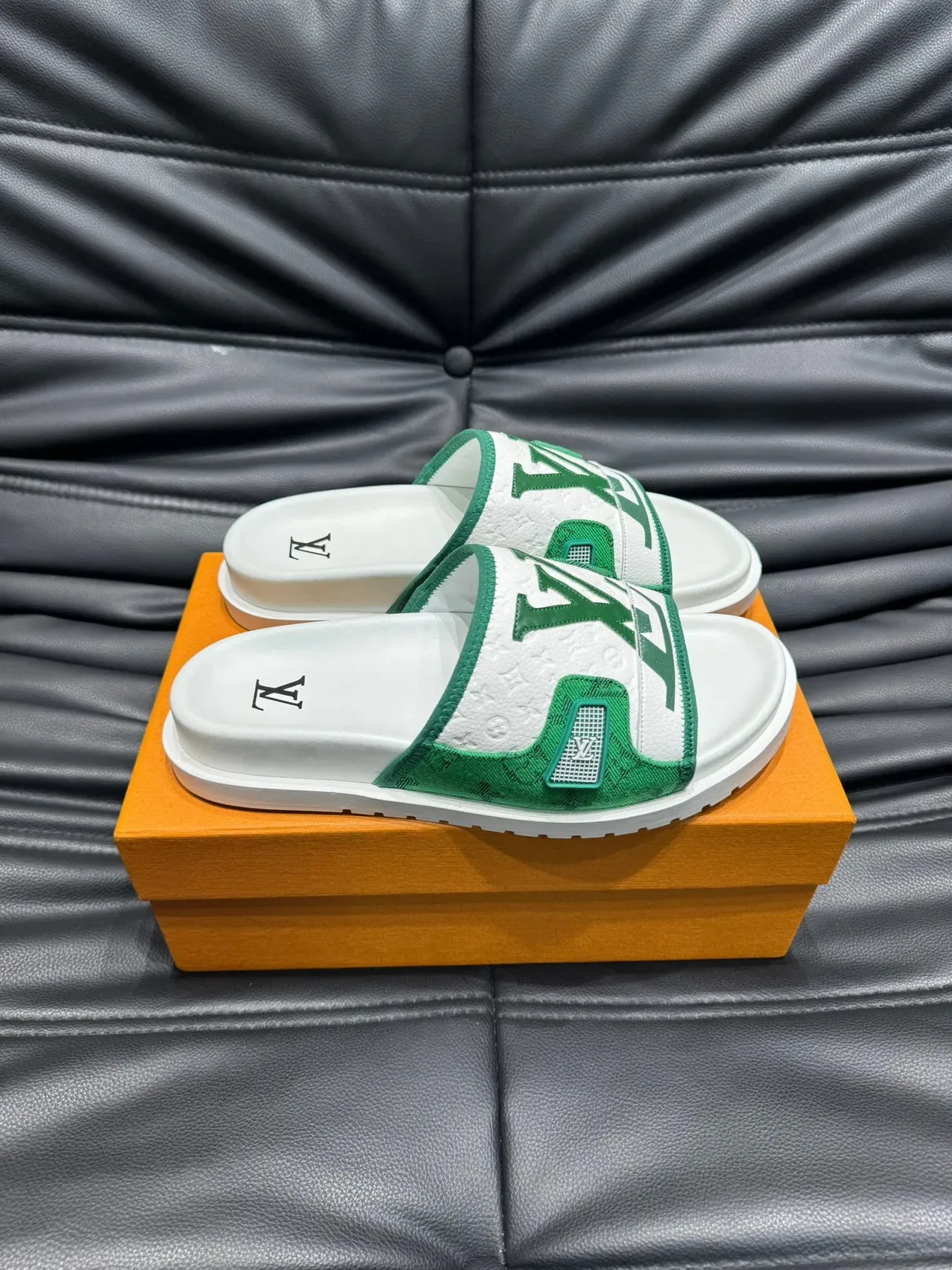 Louis Vuitton Slide Branco e Verde Monogram Cinta de Jacquard Placa Metálica LV 4