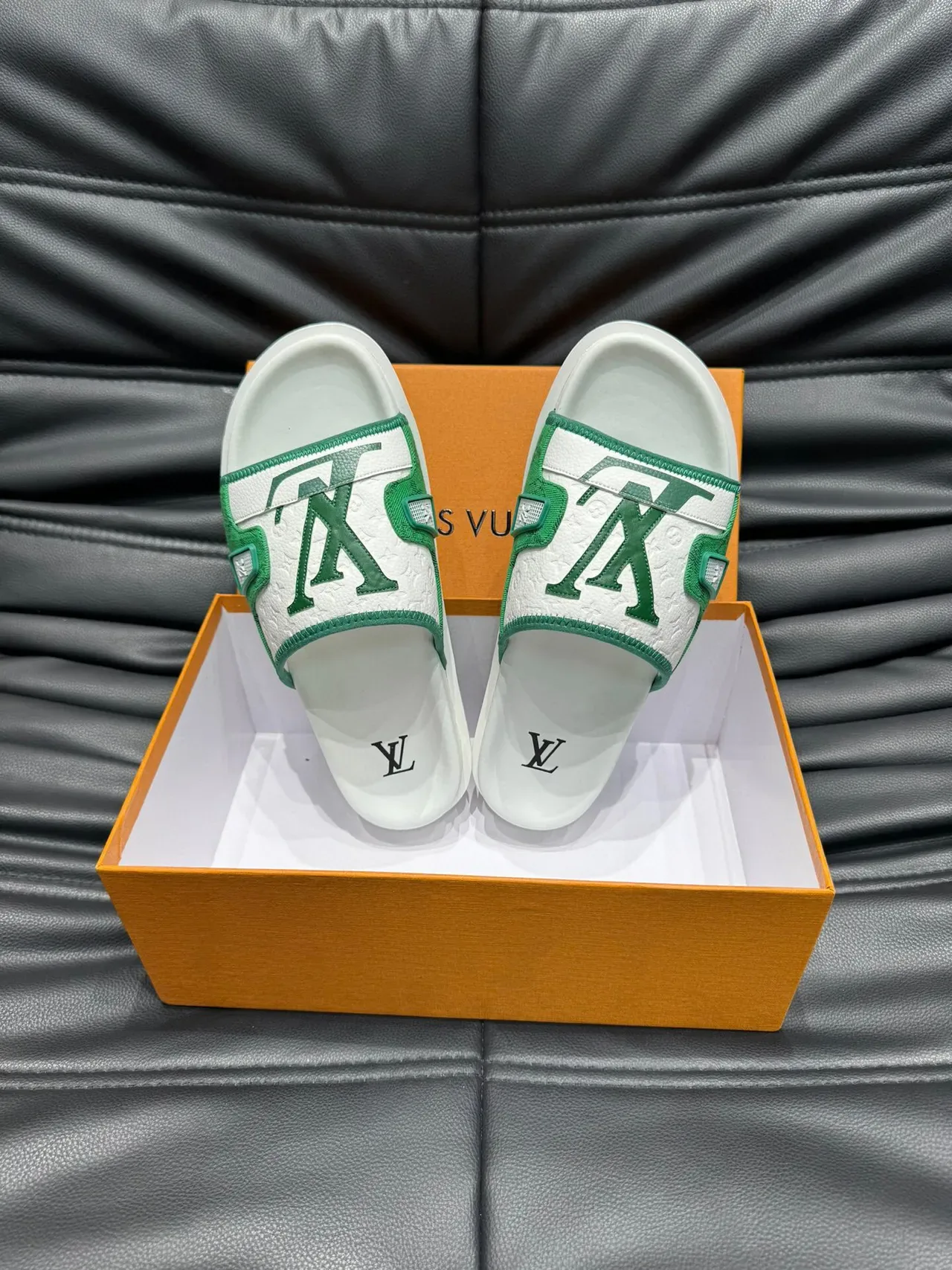Louis Vuitton Slide Branco e Verde Monogram Cinta de Jacquard Placa Metálica LV 5