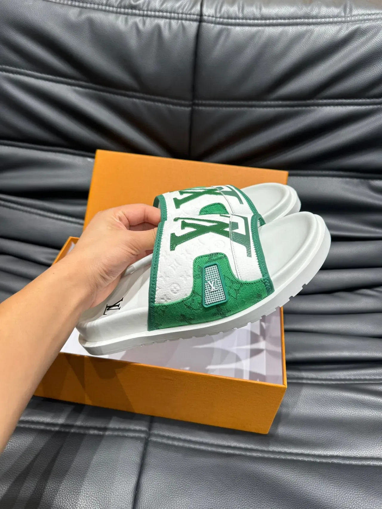Louis Vuitton Slide Branco e Verde Monogram Cinta de Jacquard Placa Metálica LV 6