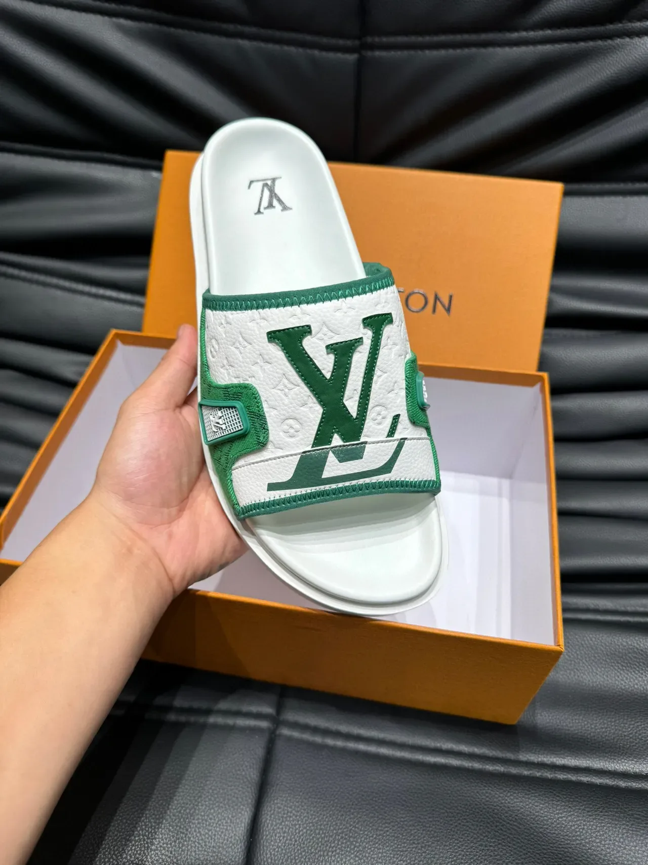 Louis Vuitton Slide Branco e Verde Monogram Cinta de Jacquard Placa Metálica LV 7
