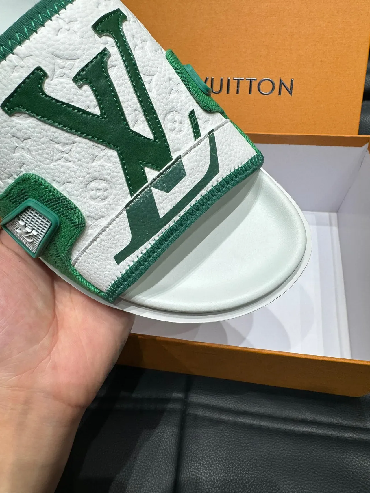 Louis Vuitton Slide Branco e Verde Monogram Cinta de Jacquard Placa Metálica LV 8