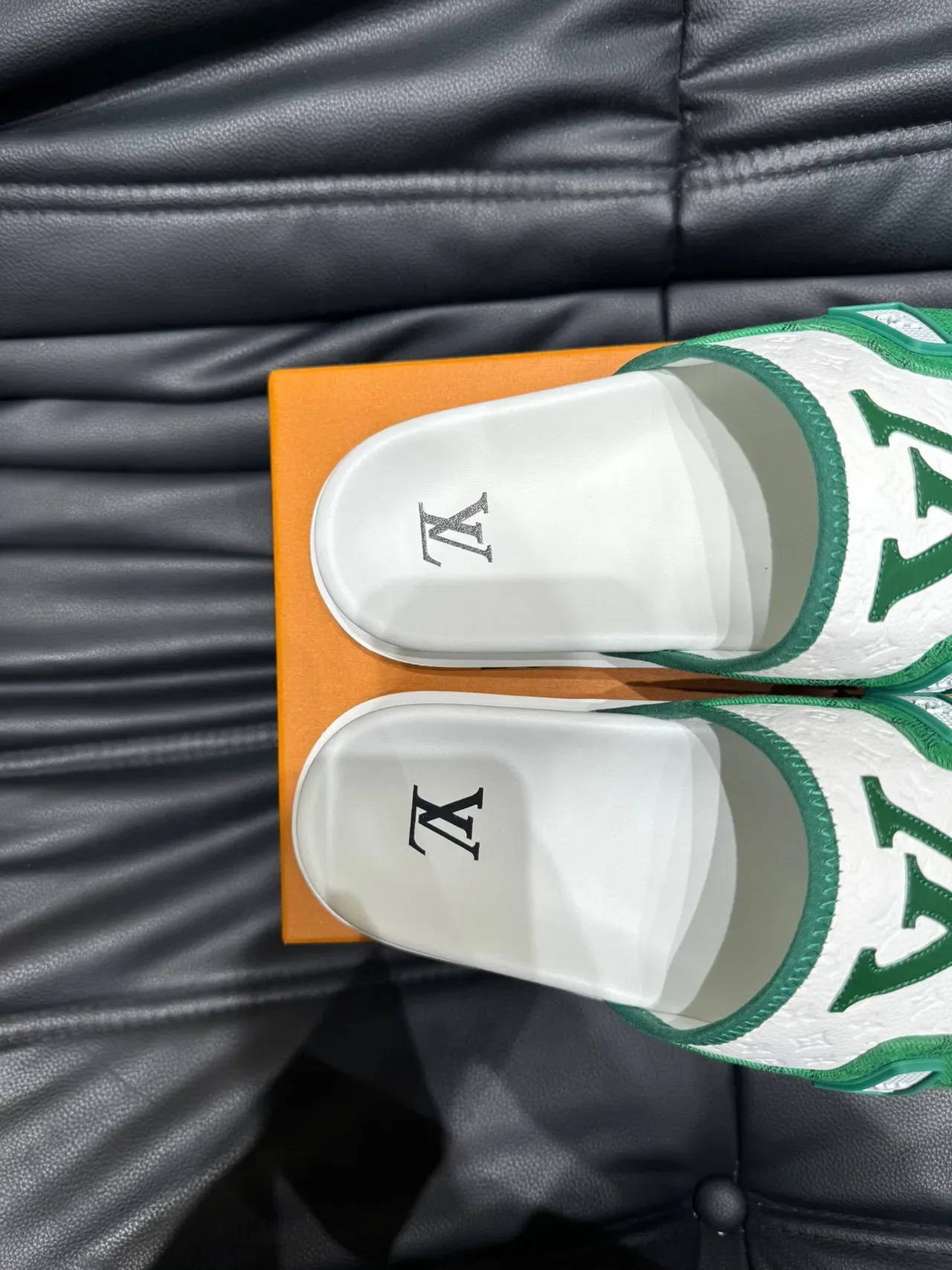 Louis Vuitton Slide Branco e Verde Monogram Cinta de Jacquard Placa Metálica LV 9