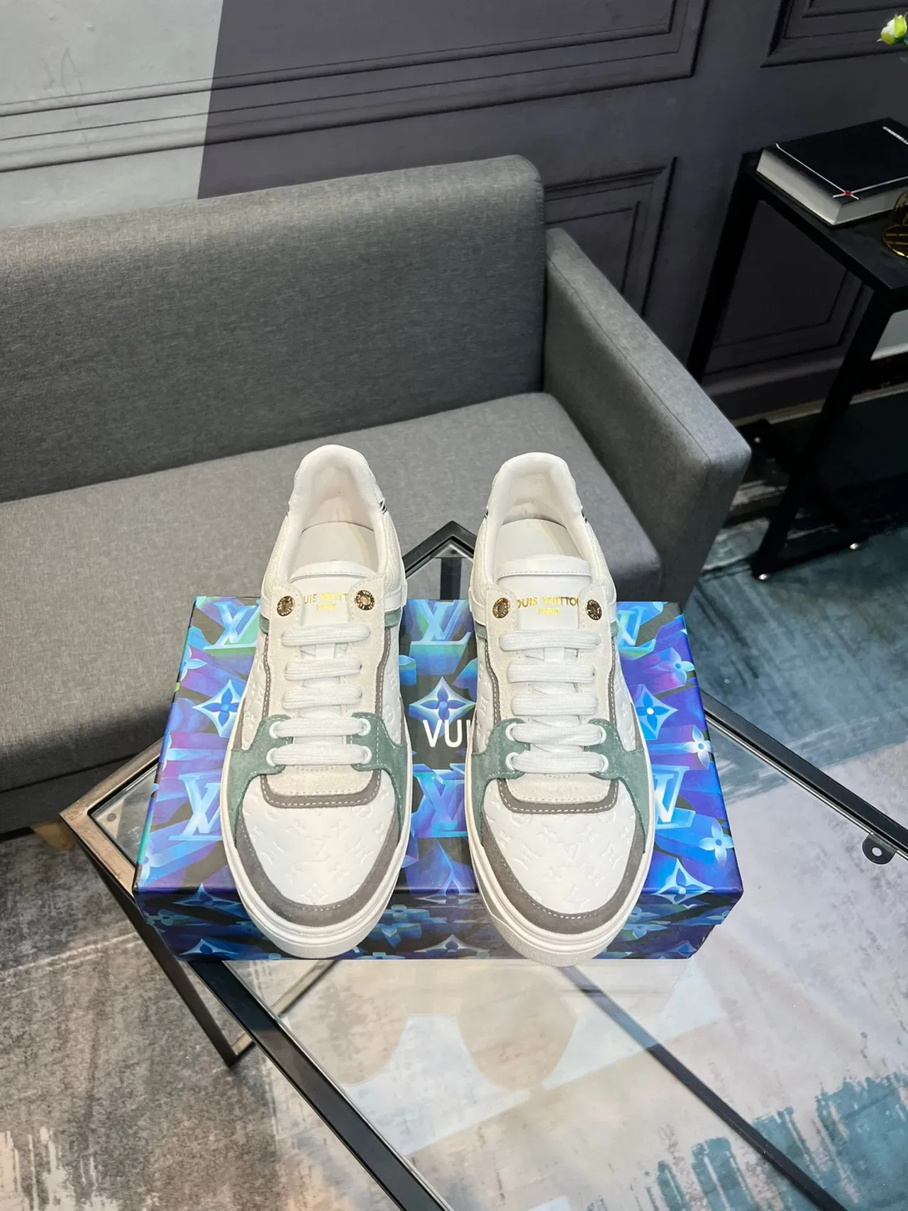 Louis Vuitton Blanc et Vert Monogram-Embossé Cuir Panneaux daim Sage Sneakers Lifestyle 2