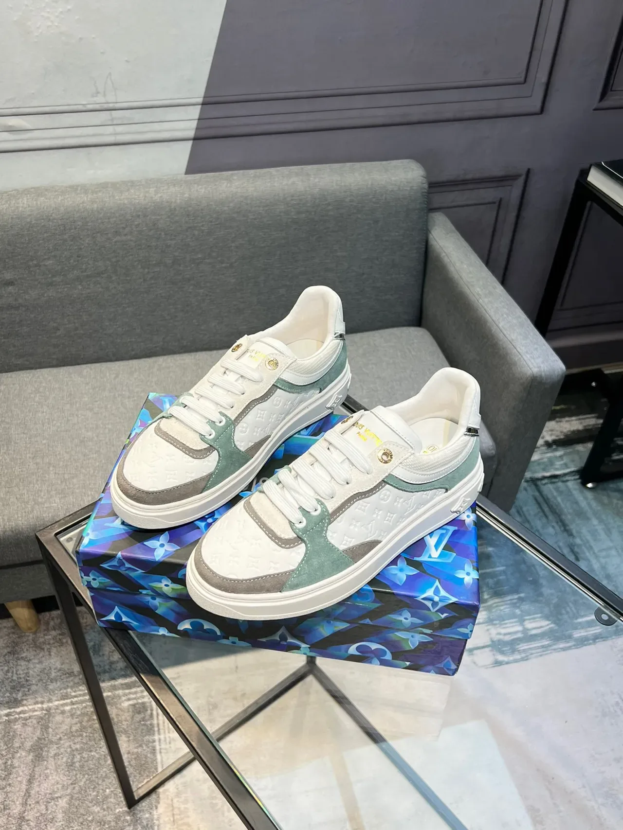Louis Vuitton Blanc et Vert Monogram-Embossé Cuir Panneaux daim Sage Sneakers Lifestyle 3