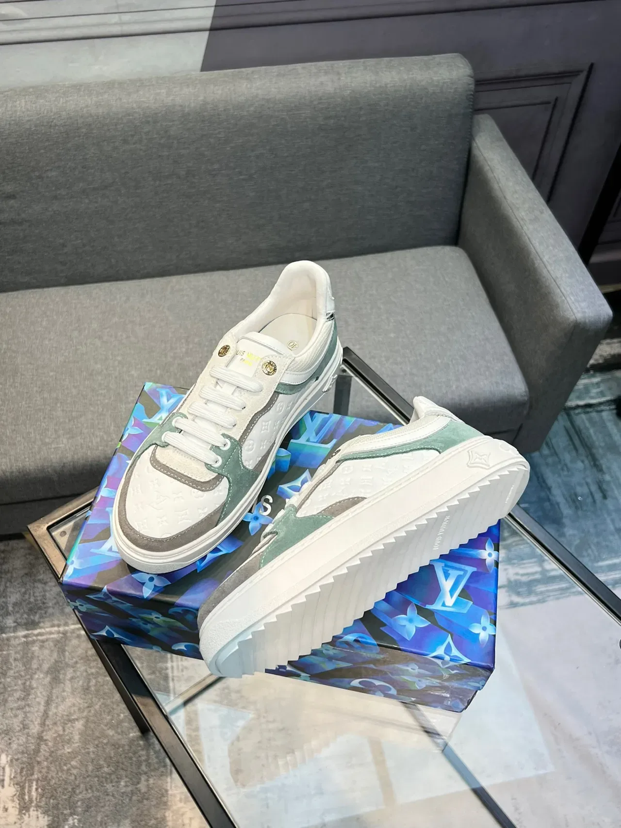 Louis Vuitton Blanc et Vert Monogram-Embossé Cuir Panneaux daim Sage Sneakers Lifestyle 4