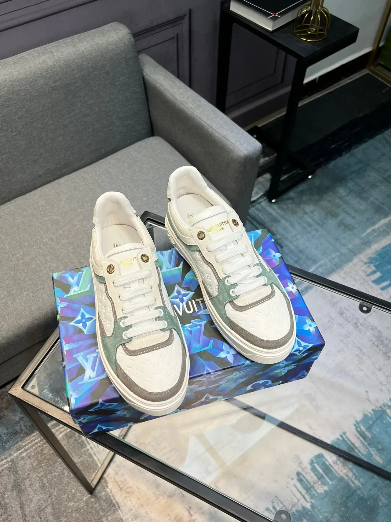Louis Vuitton Blanc et Vert Monogram-Embossé Cuir Panneaux daim Sage Sneakers Lifestyle 5