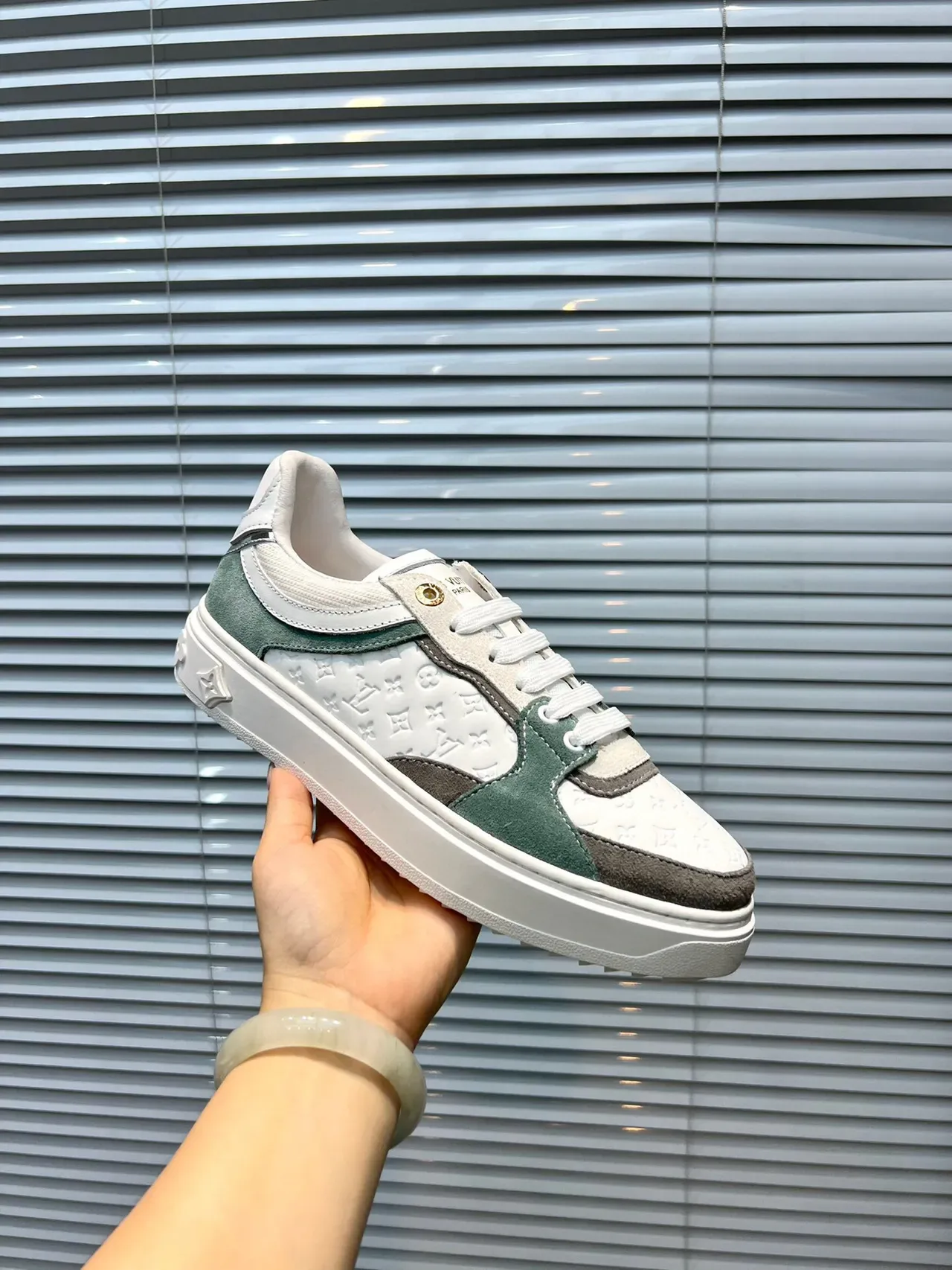 Louis Vuitton Blanc et Vert Monogram-Embossé Cuir Panneaux daim Sage Sneakers Lifestyle 6