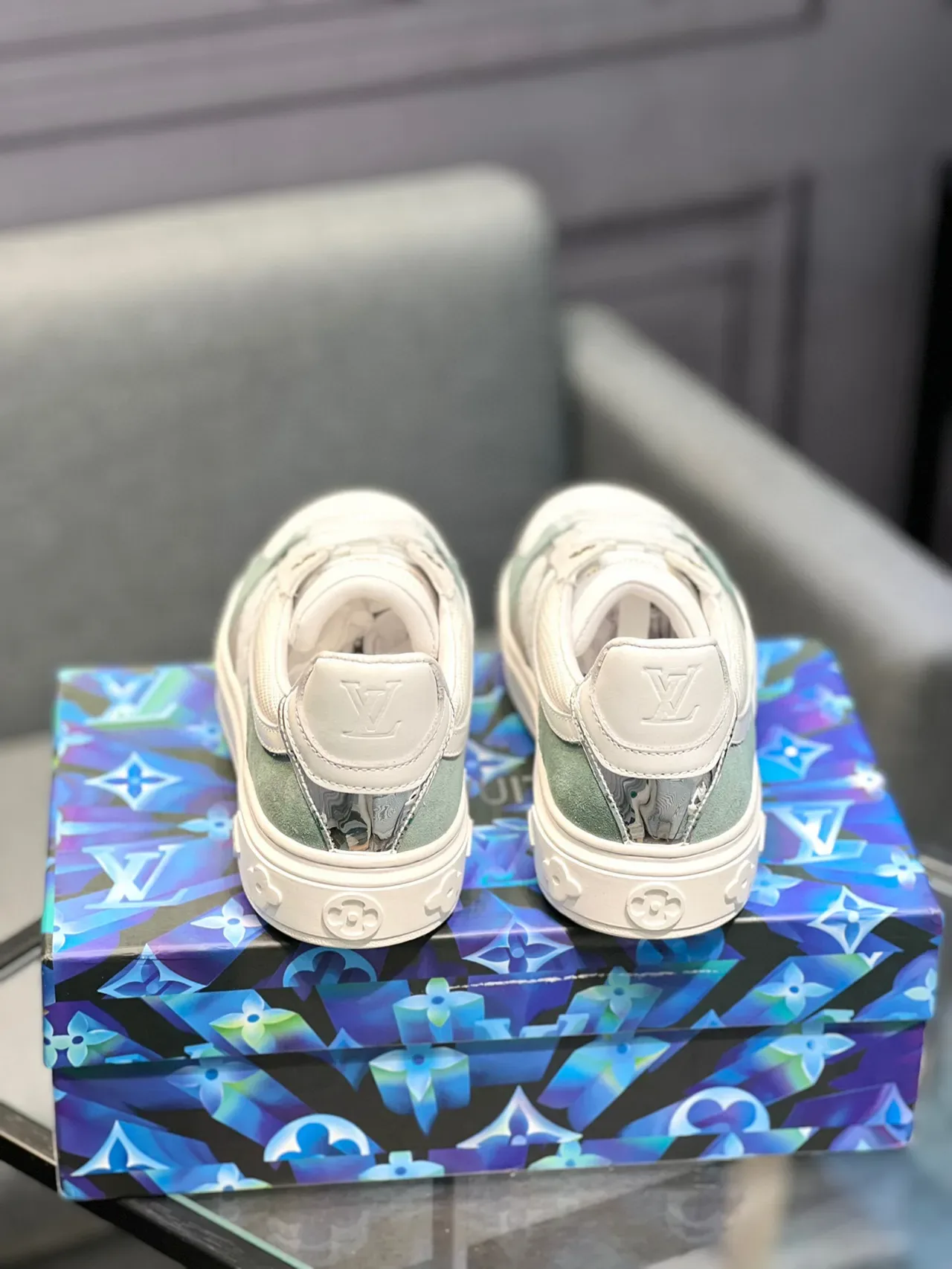 Louis Vuitton Blanc et Vert Monogram-Embossé Cuir Panneaux daim Sage Sneakers Lifestyle 7