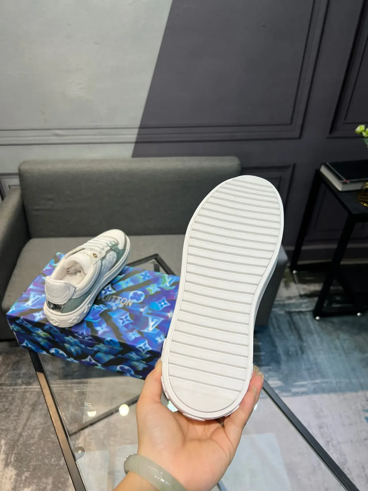 Louis Vuitton Blanc et Vert Monogram-Embossé Cuir Panneaux daim Sage Sneakers Lifestyle 8