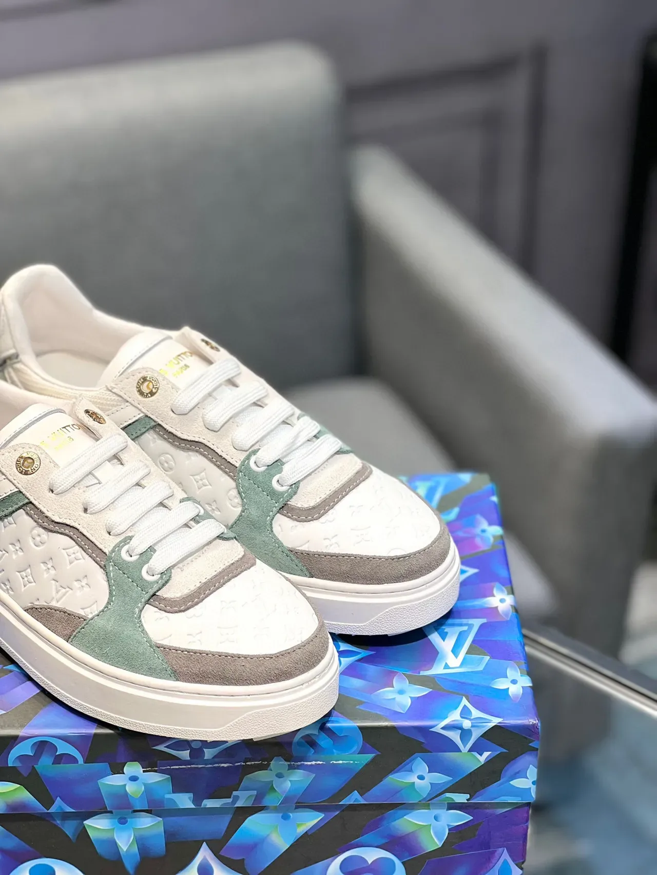 Louis Vuitton Blanc et Vert Monogram-Embossé Cuir Panneaux daim Sage Sneakers Lifestyle 9