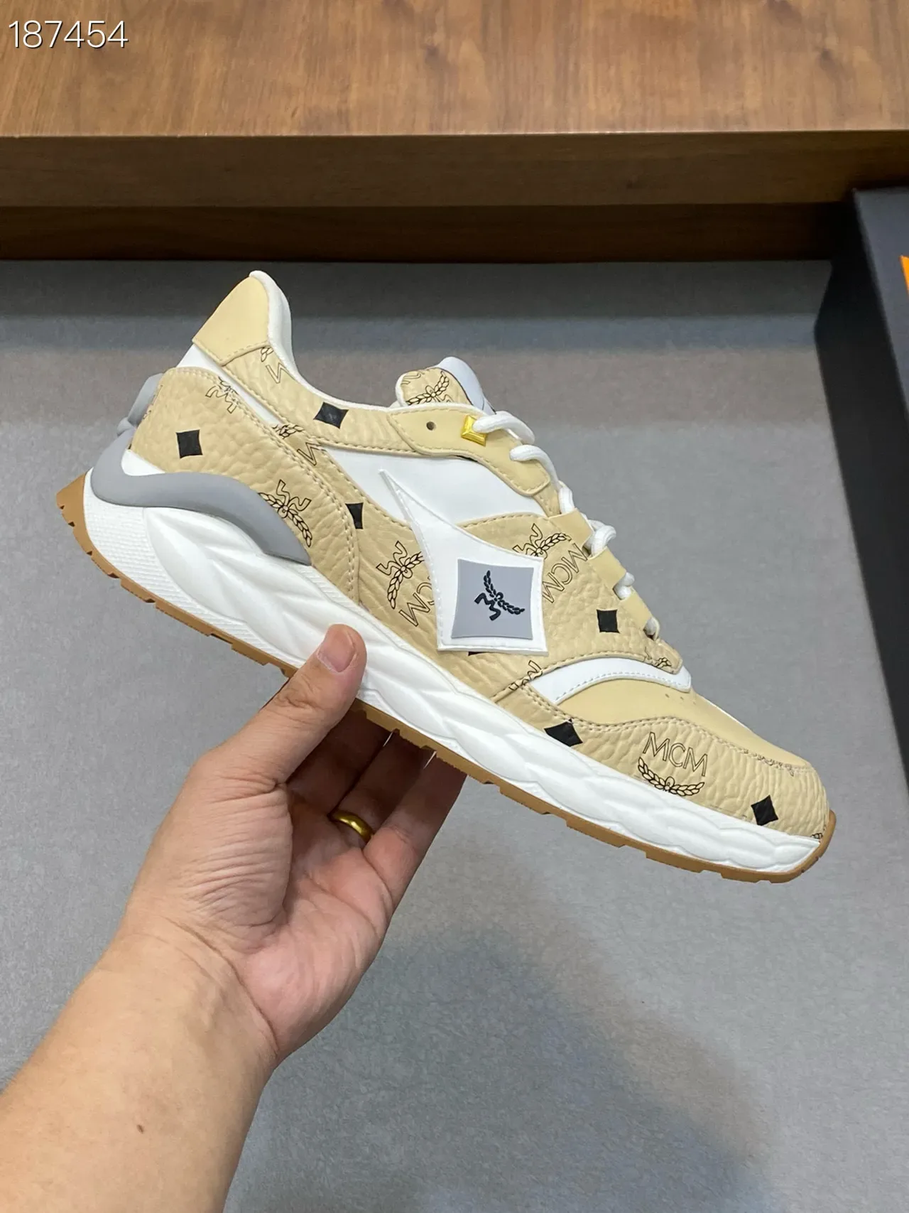 MCM Tênis Lifestyle de Couro Acinturado com Estampa Monograma 7