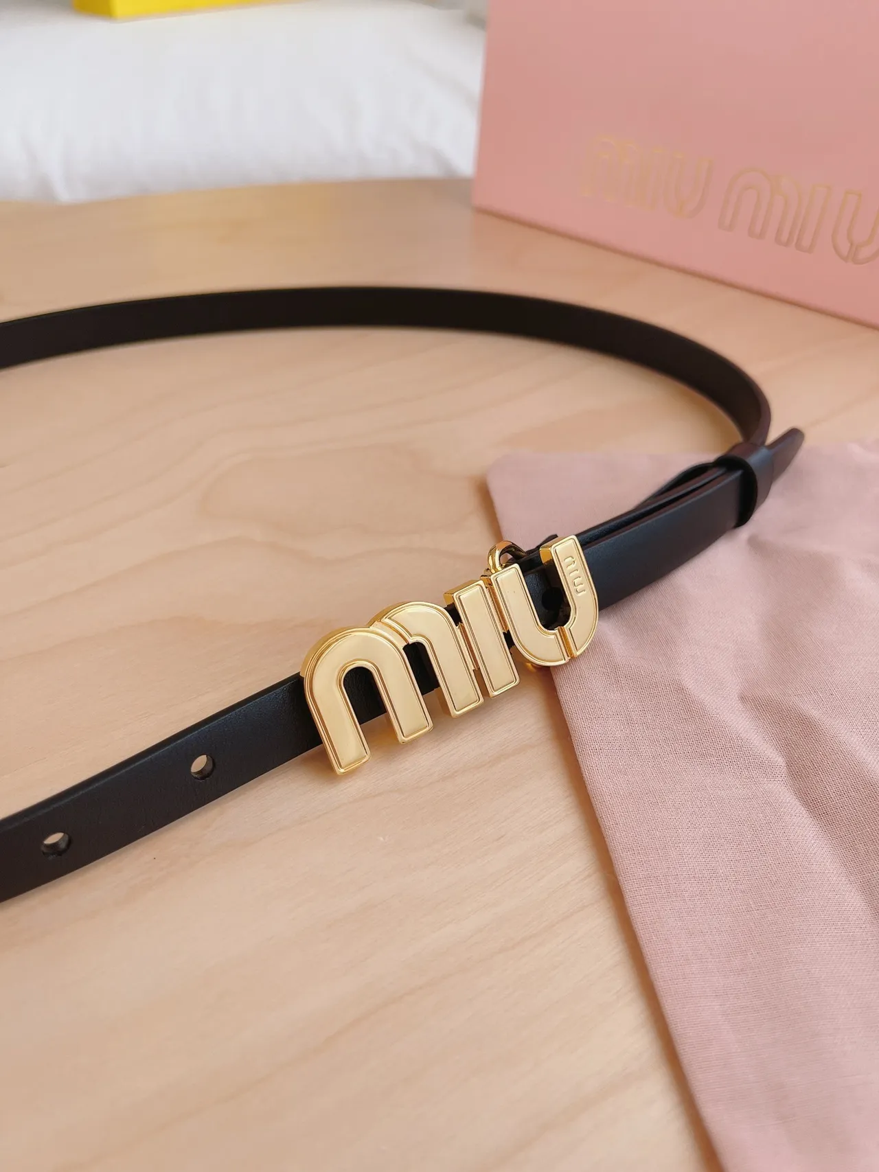 Miu Miu Logo Ceinture Noir Boucle Dorée Sangle Étroite en Cuir 2